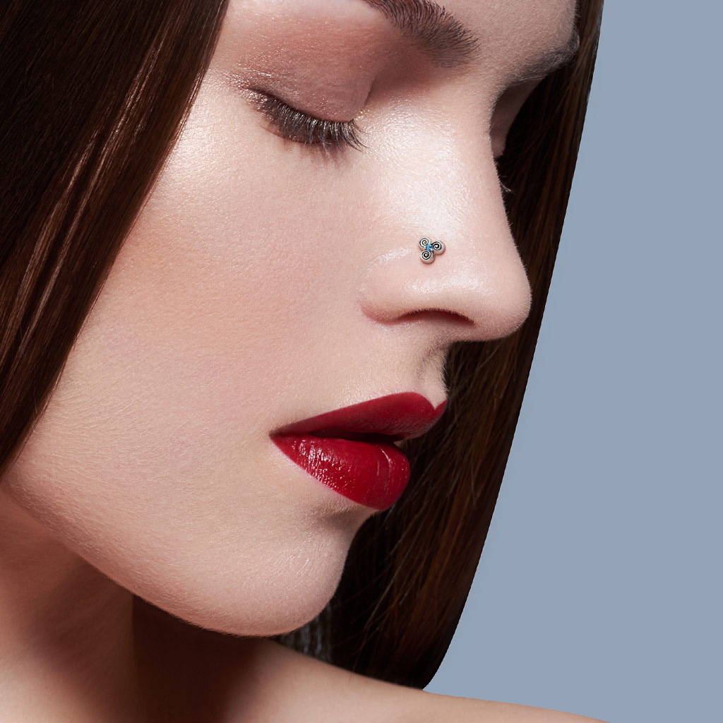 Nariz piercing com desenho tribal e pedra no centro