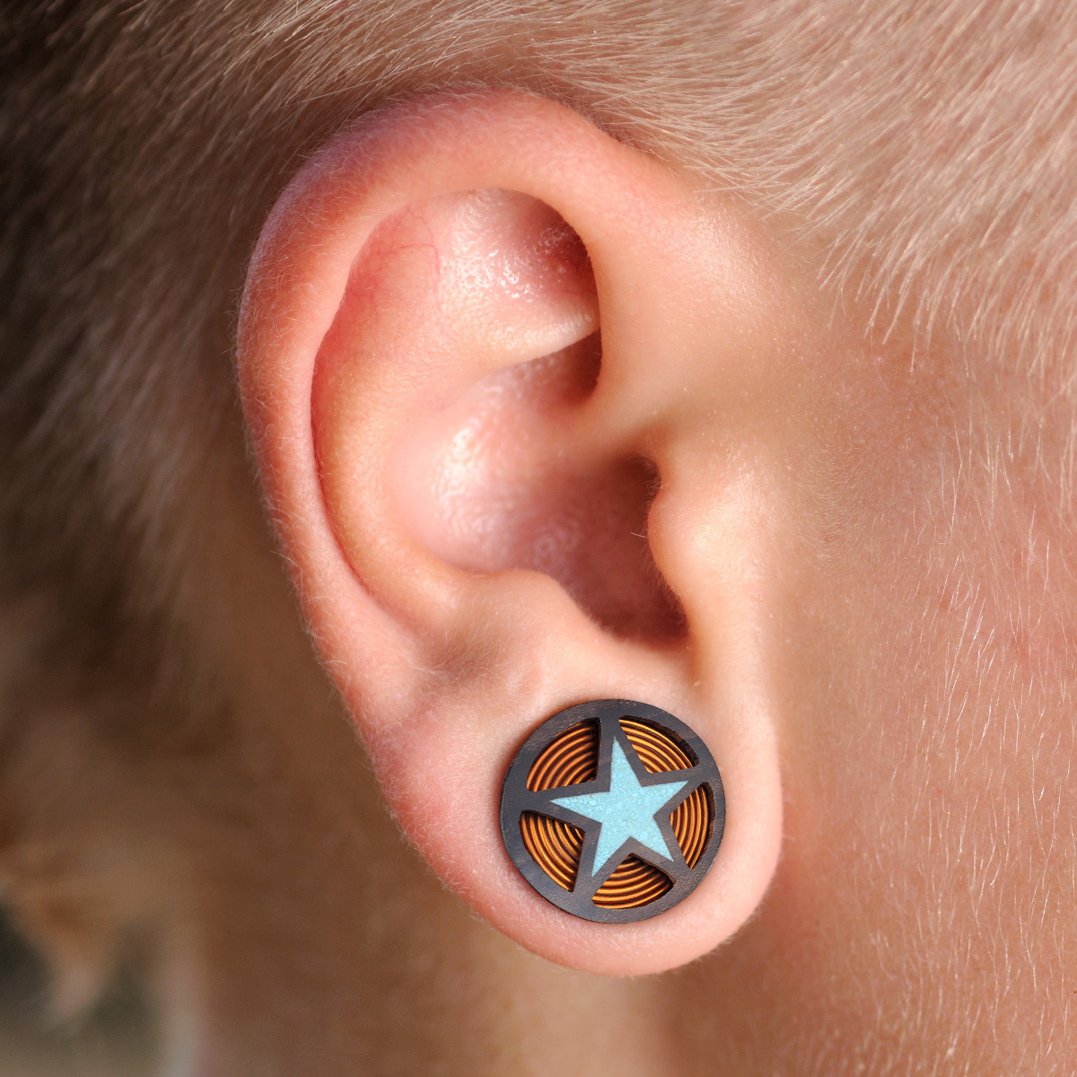 Plug de madeira com estrela turquesa
