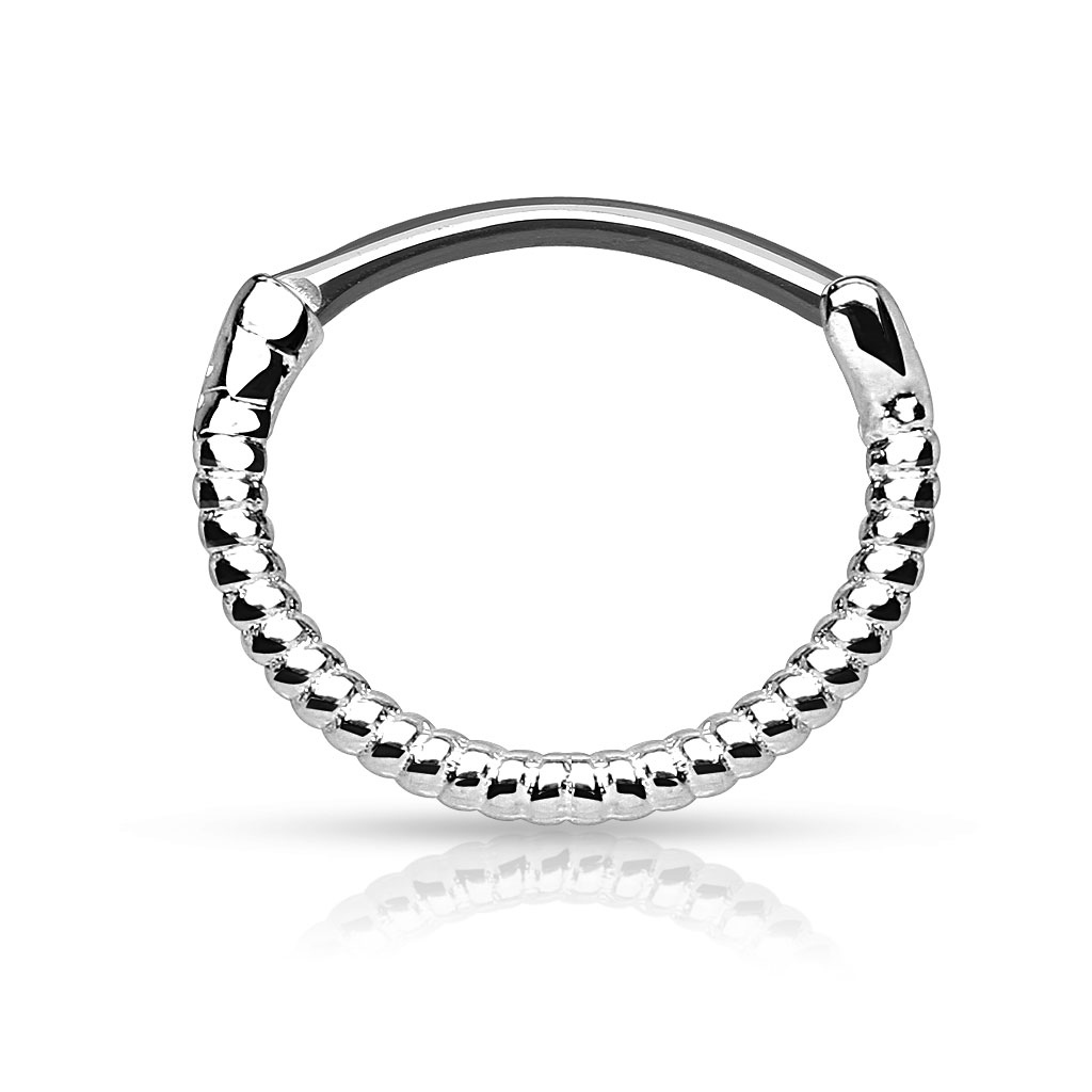 Septo piercing com um desenho de espiral ao redor
