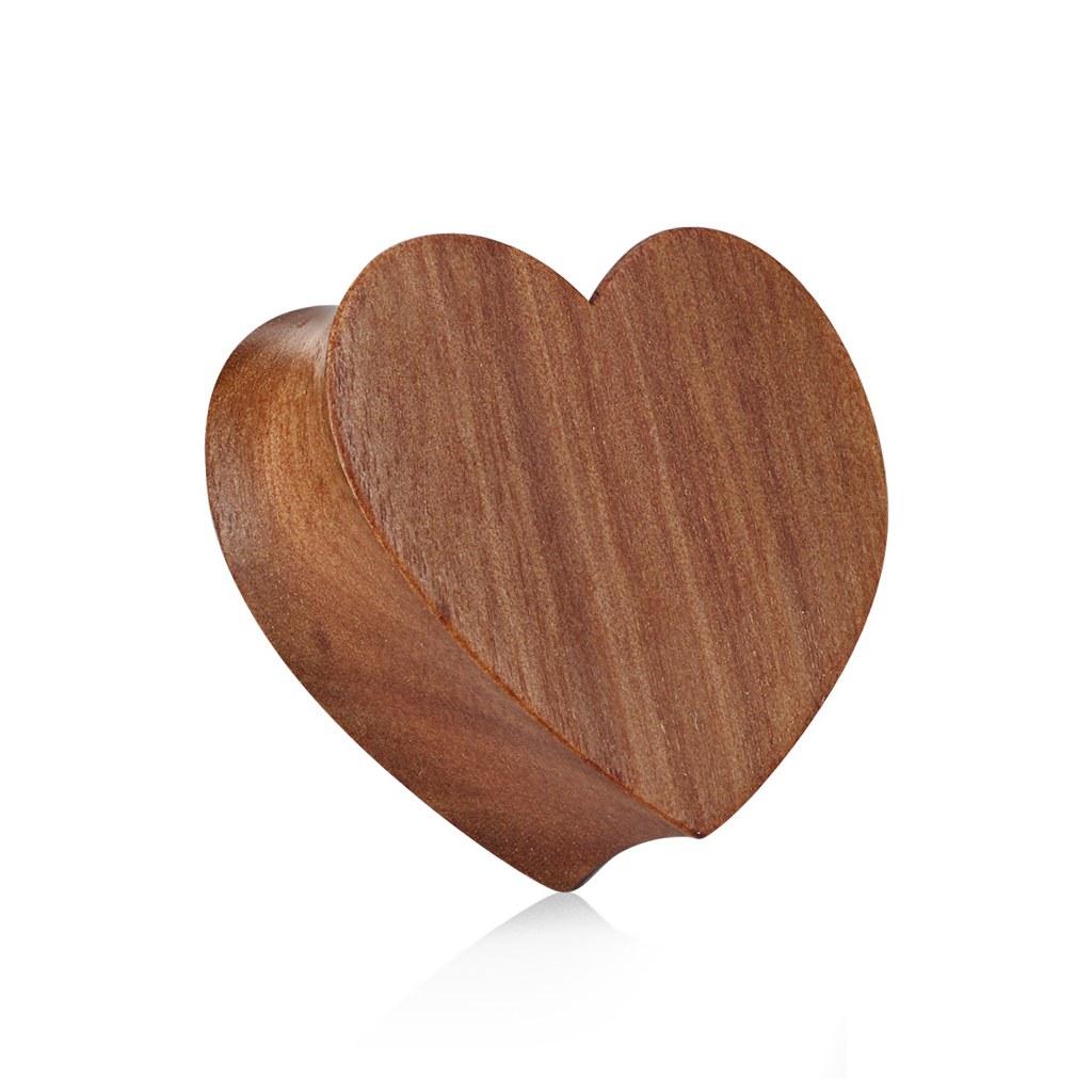 Plug em formato de coração de madeira de cerejeira